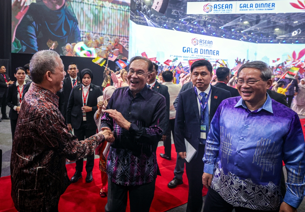 Prime Minister Datuk Seri Anwar Ibrahim happily shakes hands with his deputy prime minister, Datuk Seri Fadillah Yusof, as Chinese Premier Li Qiang looks on during the Gala Dinner held in conjuction with the 46th Asean Summit, 2nd Asean-Gulf Cooperation Council (GCC) Summit, and Asean-GCC-China Summit at the Kuala Lumpur Convention Centre (KLCC) last night. — Bernama pic