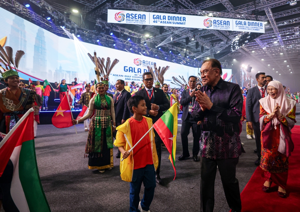 Prime Minister Datuk Seri Anwar Ibrahim applauds with joy after the Gala Dinner held in conjunction with the 46th Asean Summit, 2nd Asean-Gulf Cooperation Council (GCC) Summit, and Asean-GCC-China Summit at the Kuala Lumpur Convention Centre (KLCC) yesterday. — Bernama pic- fotoBERNAMA (2025) COPYRIGHT RESERVED