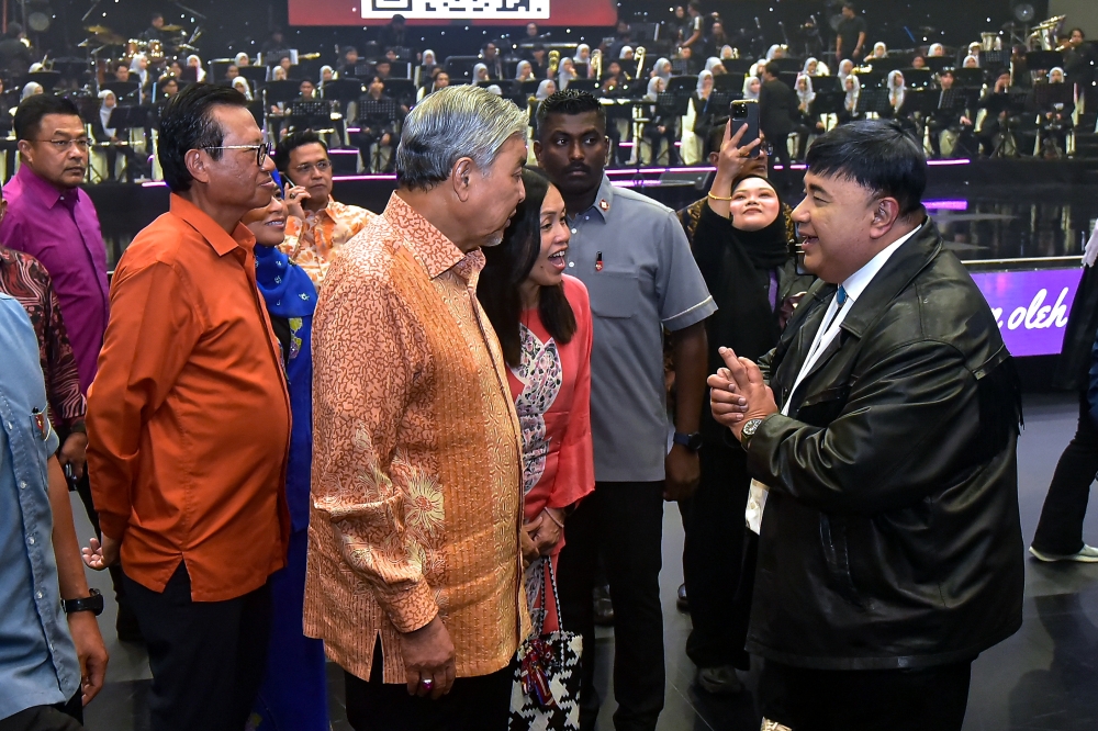 Deputy Prime Minister Datuk Seri Dr Ahmad Zahid Hamidi and Deputy Communications Minister Teo Nie Ching were greeted by RTM Director-General Suhaimi Sulaiman (right) at the Desaku Mendunia Concert and the Pre-Launch of the 2025 Mega 3D Carnival (MK3D) at the Seri Angkasa Auditorium, RTM yesterday.— Bernama pic