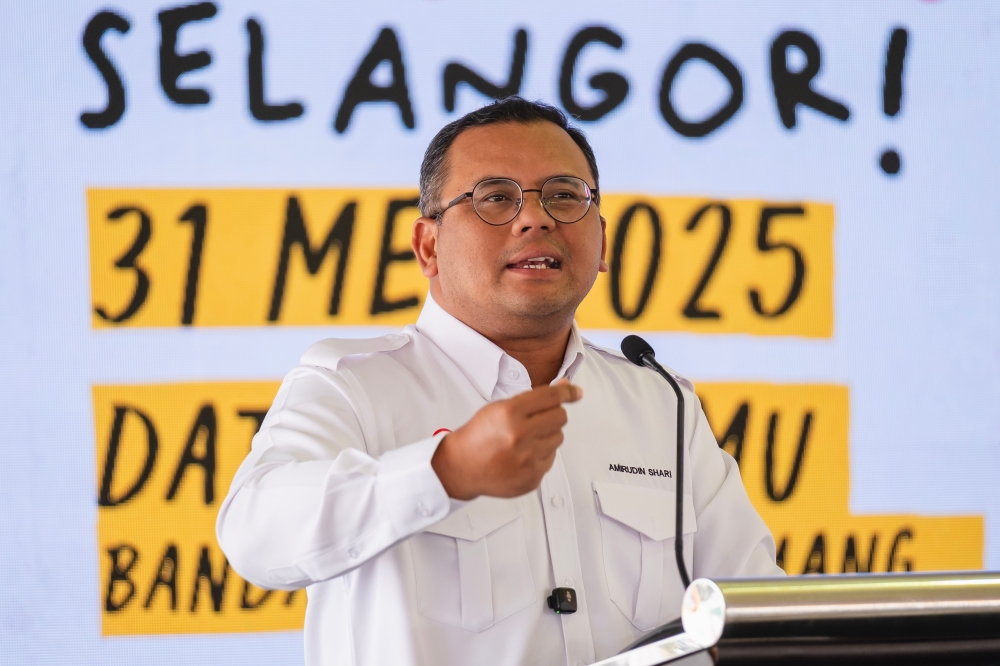 Selangor Menteri Besar Datuk Seri Amirudin Shari delivered a speech at the launch of Khairat Darul Ehsan in conjunction with the Ceria Selangor Carnival at Dataran Ilmu, Bandar Baru Selayang. — Bernama pic