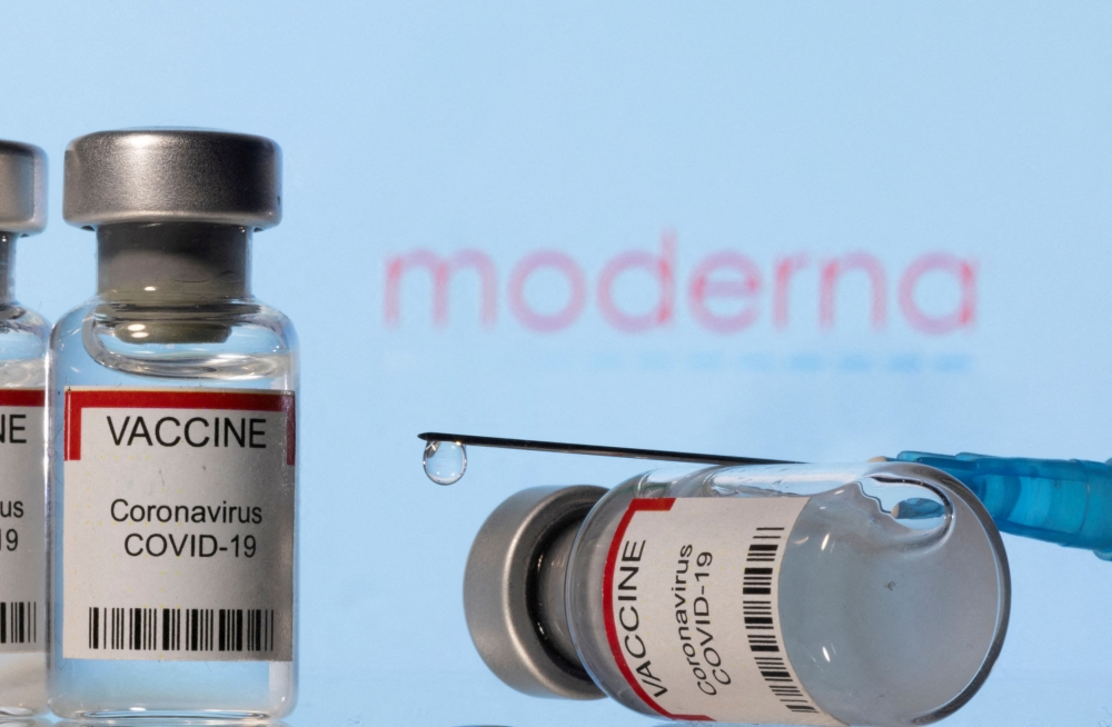 The US Food and Drug Administration has approved Moderna’s next-generation Covid-19 vaccine for everyone aged 65 and above, the company said today, the first endorsement since the regulator tightened requirements. — Reuters pic 