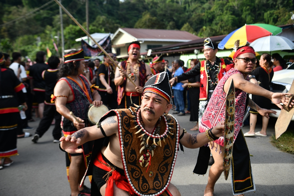 The Bidayuh community from Kampung Segu Bunuk took part in the Brarak and Bipajak Gawai Bisegu 2025 parade held in conjunction with the Gawai Dayak Festival celebration at Kampung Segu Bunuk, Jalan Puncak Borneo in Padawan. — Bernama pic