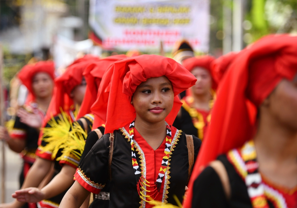 The Bidayuh community of Kampung Segu Bunuk participated in the Brarak and Bipajak Gawai Bisegu 2025 parade held in conjunction with the Gawai Dayak Festival celebration at Kampung Segu Bunuk, Jalan Puncak Borneo in Padawan. — Bernama pic