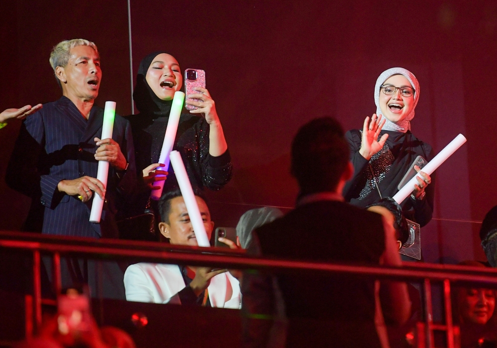 National songstress Datuk Seri Siti Nurhaliza (right) and legendary rock singer Datuk Amy Search (left) also graced the 'Ada Apa Dengan Melly…? Prom Nite' concert by Indonesian music queen Melly Goeslaw at Axiata Arena Bukit Jalil last Saturday. — Bernama pic