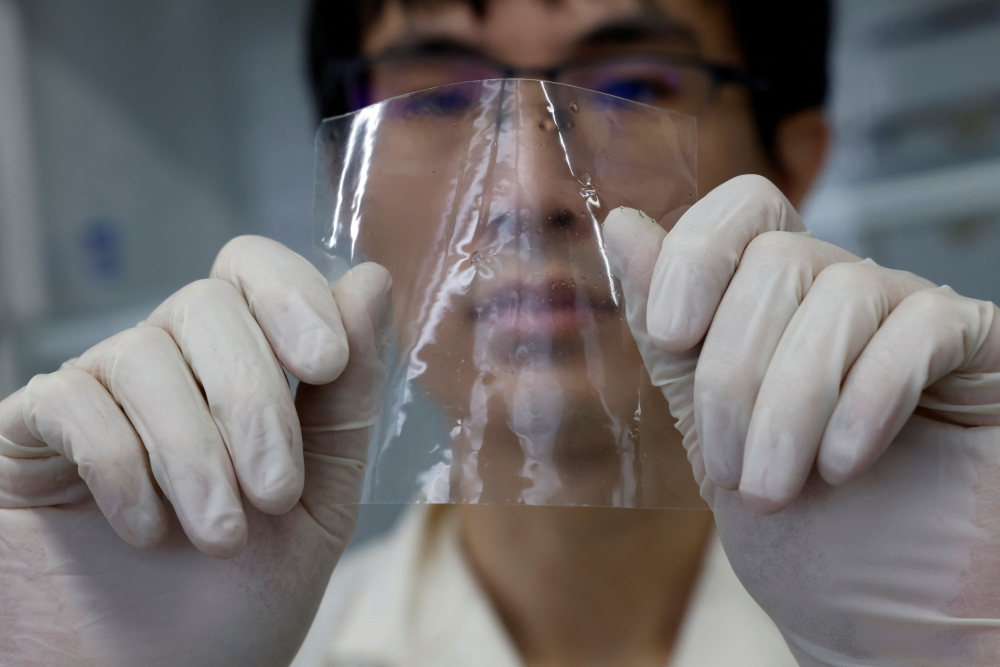 Researchers in Japan have developed a plastic that dissolves in seawater within hours, offering up a potential solution for a modern-day scourge polluting oceans and harming wildlife. — Reuters pic
