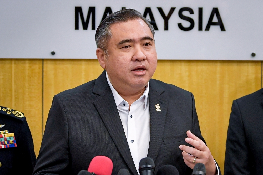 Transport Minister Anthony Loke today said it is better that professionals, not politicians, lead public transport agencies. — Bernama pic