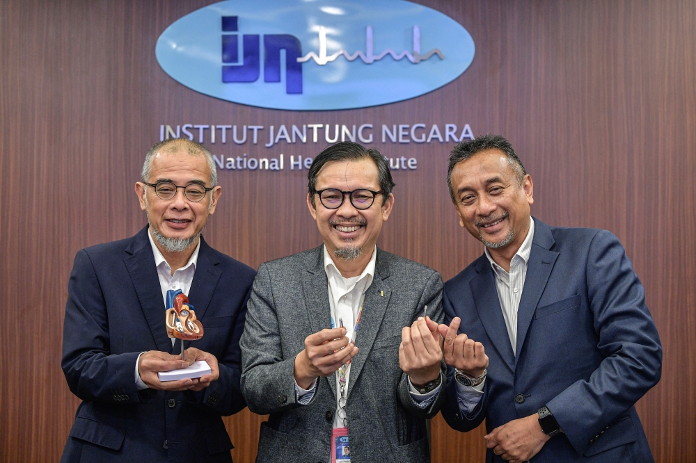 IJN chief clinical officer, Datuk Dr Shaiful Azmi Yahya (centre), presenting the first leadless dual-chamber pacemaker implant in Southeast Asia after a press conference at IJN today. — Bernama pic