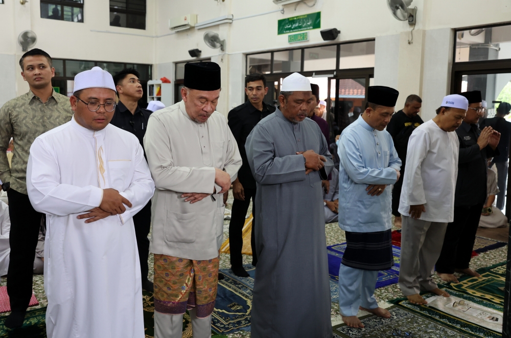 Prime Minister Datuk Seri Anwar Ibrahim (2nd left) and Selangor Menteri Besar Datuk Seri Amirudin Shari perform (left) are seen during Friday prayers at Surau Al Ikhwan on Jalan Pinggiran Putra June 6, 2025. — Bernama pic