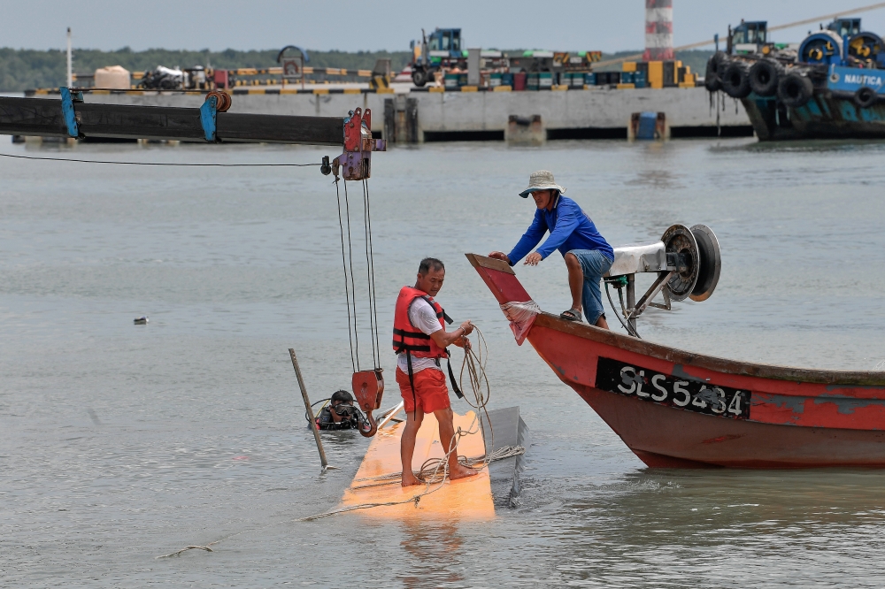 Police said all victims involved in the capsized boat incident in the waters off Tanjung Harapan yesterday were believed not to be wearing life jackets. — Bernama pic