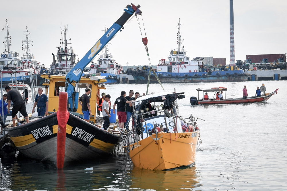 The search and rescue (SAR) operation for a husband and wife who went missing in a boat capsizing incident in the waters of Tanjung Harapan continues with work to refloat the boat involved. — Bernama pic