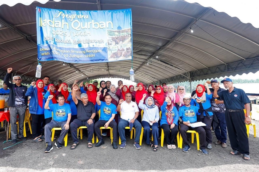 Johor Menteri Besar, Datuk Onn Hafiz (seated, 3rd left) is seen during ibadah korban (ritual sacrifice) on Hari Raya Aidiladha. — Picture via Facebook/Onn Hafiz Ghazi
