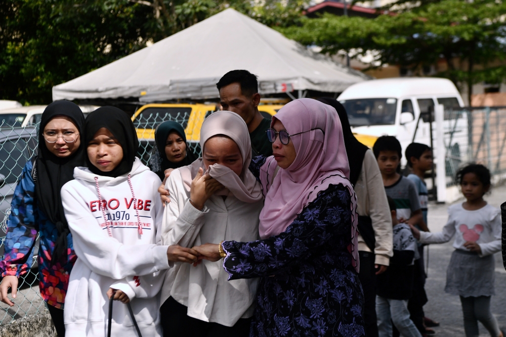 Grieving family members were seen arriving at the Forensic Department of Hospital Raja Permaisuri Bainun in Ipoh, unable to contain their sorrow following the tragic accident that claimed the lives of 15 Universiti Pendidikan Sultan Idris (UPSI) students, June 9, 2025. — Bernama pic 