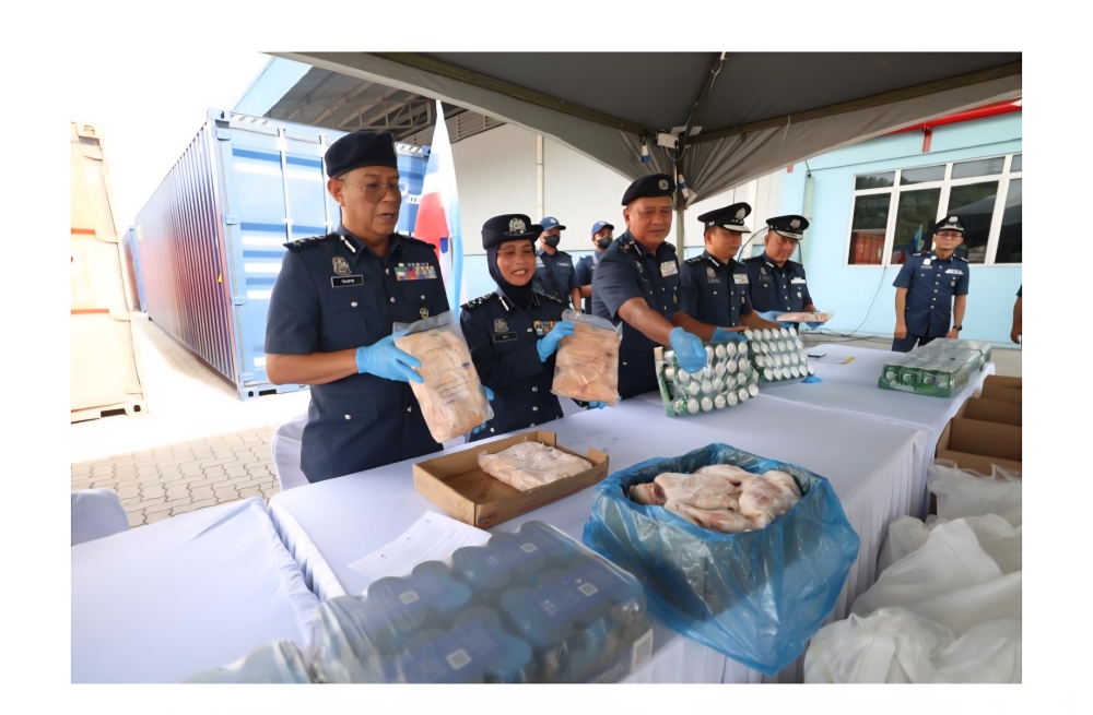 Sabah Customs Department Assistant Director General Siti Mang (second left) and her officers showing some of the seized items. — The Borneo Post pic