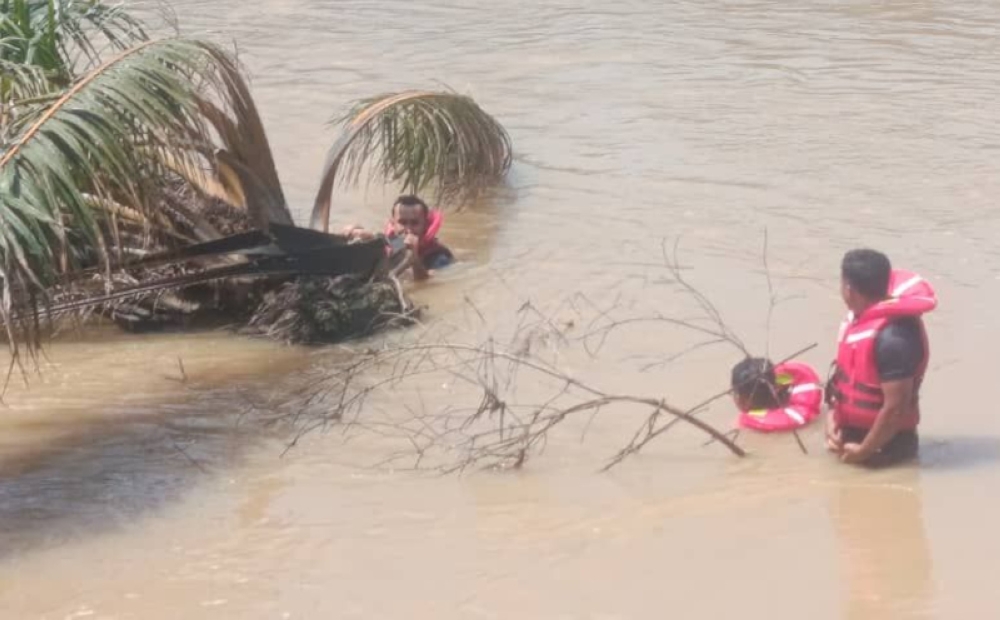 In Pahang, woman swept away by strong currents after car plunges into Sungai Triang found drowned In Pahang, woman swept away by strong currents after car plunges into Sungai Triang found drowned