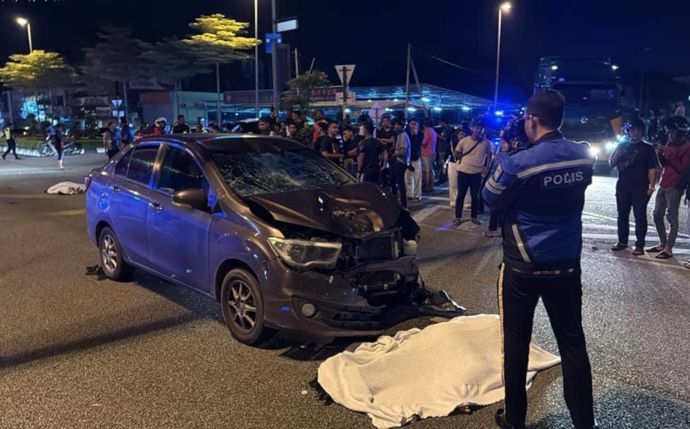 Temerloh district police chief ACP Mazlan Hassan said the incident, which occurred at around 11pm, claimed the lives of 18-year-old Yamaha Ego Avantiz rider Nur Irdina Shaffiya Muhammad Nazri and her pillion rider, Aneez Irdiena Sofya Khairul Azman, national news agency Bernama reported today. — Picture from Facebook/Pasukan Komunikasi Paramedik