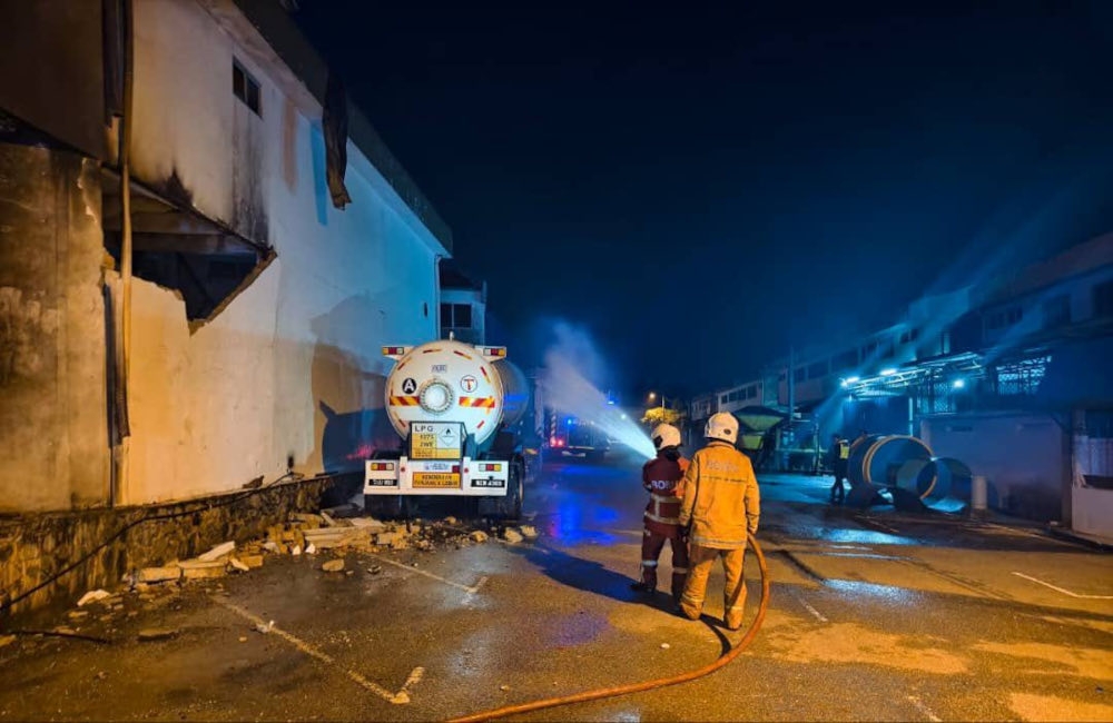 Three men suffered burns on as much as 50 per cent of their bodies after a liquefied petroleum gas (LPG) storage shop in Kulai’s Kawasan Perindustrian Timur went up in flames early this morning. — Picture from Facebook/Jabatan Bomba dan Penyelamat Malaysia Negeri Johor