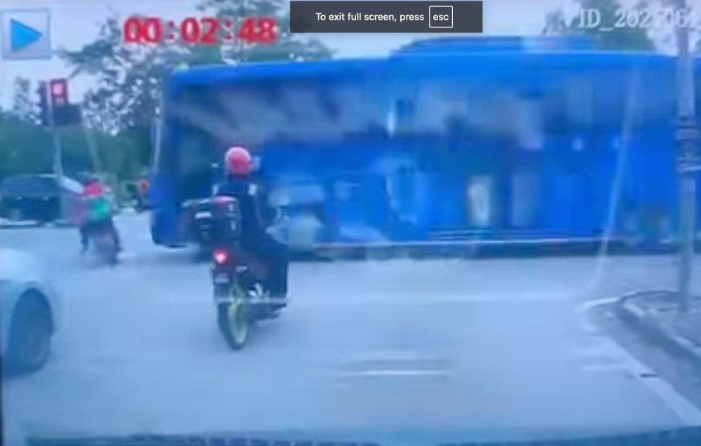 The 20-year-old rider, who works part-time, was on a Honda EX5 motorcycle when he entered the junction and collided with a Hino bus driven by a 54-year-old man.