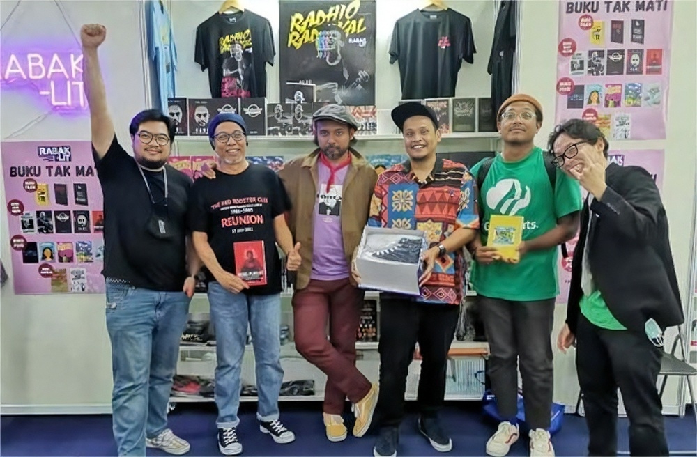 Rabak-Lit’s team members, both first-gen and current, pose for a photo at KLIBF 2025. — Picture courtesy of Rabak-Lit