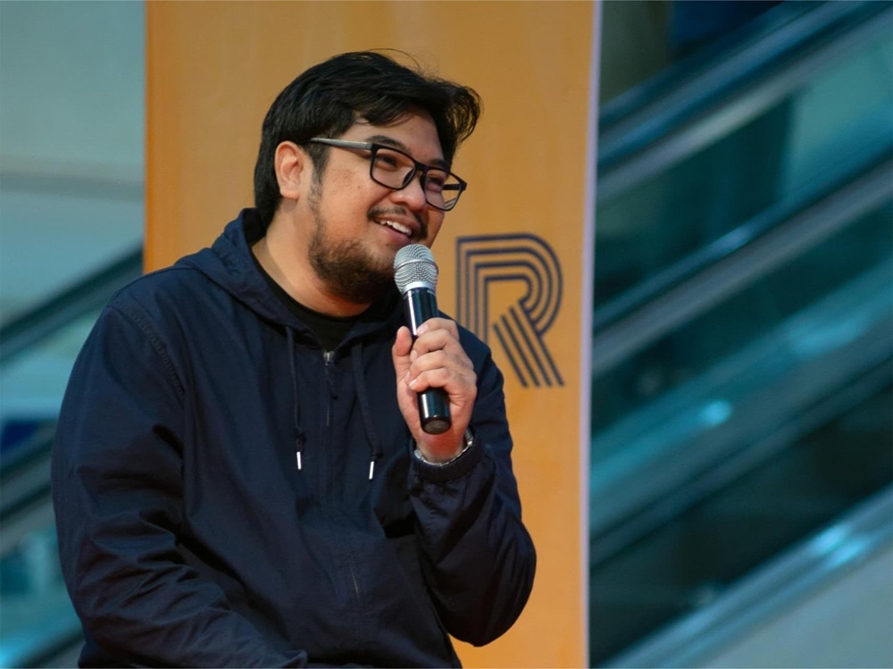 Current head Izzat Amir giving a talk on the latest collaboration with SIAR, a local OTT platform. — Picture courtesy of Rabak-Lit