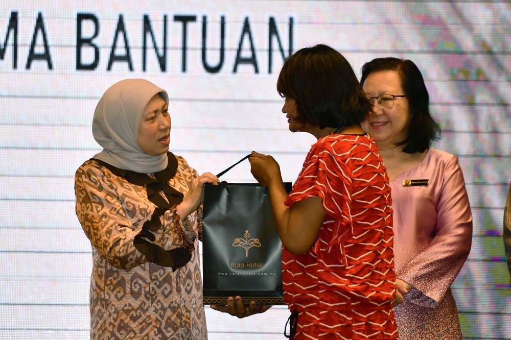 Datuk Seri Nancy Shukri (left) says deploying buses to targeted areas to make it easier for young Malaysians to get psychological treatment is one of the key initiatives of the Women, Family and Community Development Ministry. — Bernama pic
