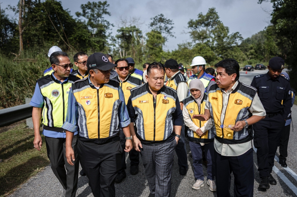 Works Minister Datuk Seri Alexander Nanta Linggi (centre) said he has instructed Johor authorities to rehabilitate the affected roads and road shoulders in the affected areas immediately. — Bernama pic