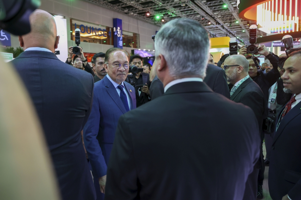 Datuk Seri Anwar Ibrahim expressed his gratitude to Datuk Seri Rafizi Ramli for his excellent service in leading the Ministry of Economy. — Bernama pic