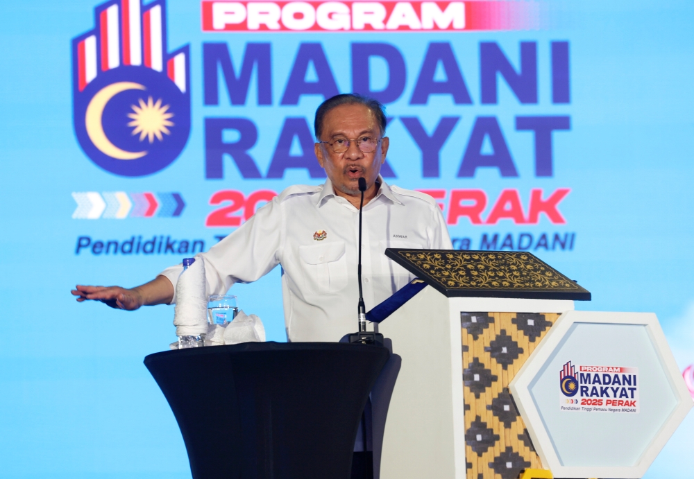 Prime Minister Datuk Seri Anwar Ibrahim has praised Malaysia's jump to rank 23rd in the IMD World Competitiveness Ranking 2025. — Bernama pic