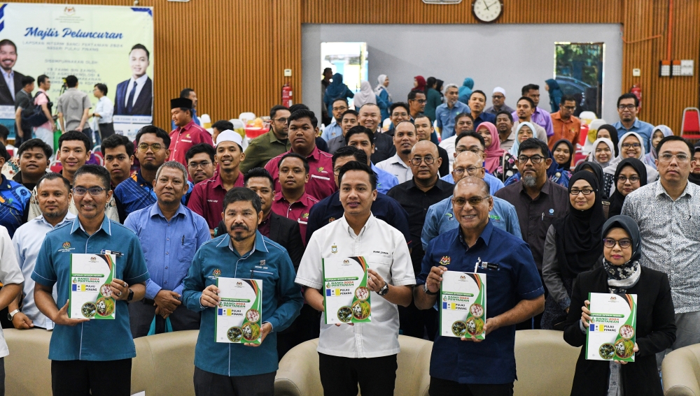 Penang State Committee Chairman for Agrotechnology, Food Security and Cooperative Development, Fahmi Zainol (centre), and Chief Statistician Malaysia cum Commissioner of the 2024 Agriculture Census, Datuk Seri Dr Mohd Uzir Mahidin (second from left), showcase the 2024 Penang Interim Agriculture Census Report during its launch at the Bumbong Lima Agricultural Institute today. — Bernama pic