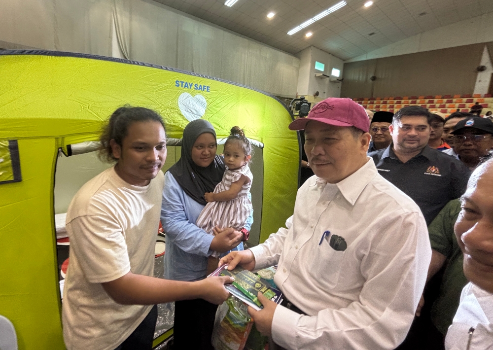 Sabah Chief Minister Datuk Seri Hajiji Noor meeting fire victims at Dewan Sri Putatan evacuation centre today. — Picture by Julia Chan