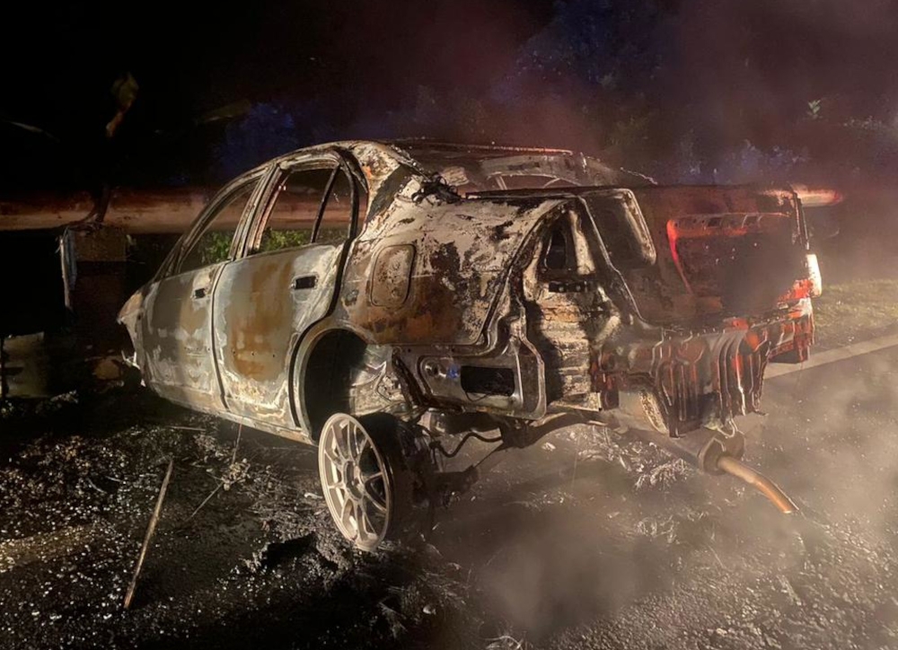 Gua Musang District Police Chief Supt Sik Choon Foo in a statement here today said in the 9.15pm incident, the engine of the Honda Accord driven by the 25-year-old man began to spark and then ignited. 