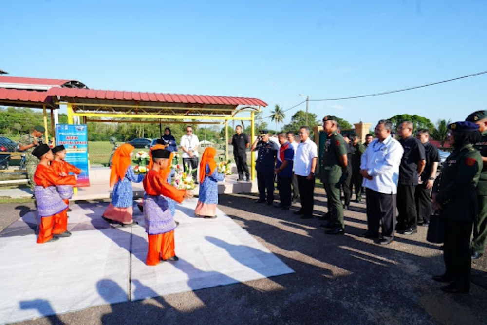 Students from Sekolah Kebangsaan Sultan Sir Ibrahim performing for the VIP guests at the launch.