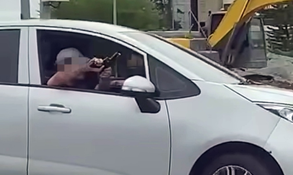 Screengrab of the video of the suspect flashing a ‘gun’. – Picture from Facebook/Borneo