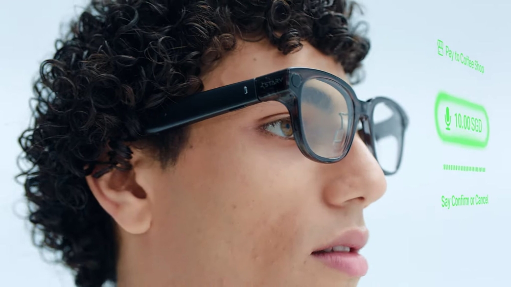 According to Alipay , the feature will be rolled out to its global partner eWallets in 2025 upon the integration of Alipay ’s upgraded tech suite for smart glasses. — SoyaCincau pic
