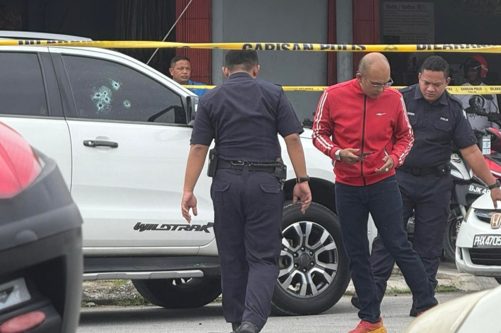 A man was found dead inside a vehicle, believed to have been shot, in an incident outside a motorcycle shop in Meru, Klang. — Picture from Facebook/Info Buletin Semasa