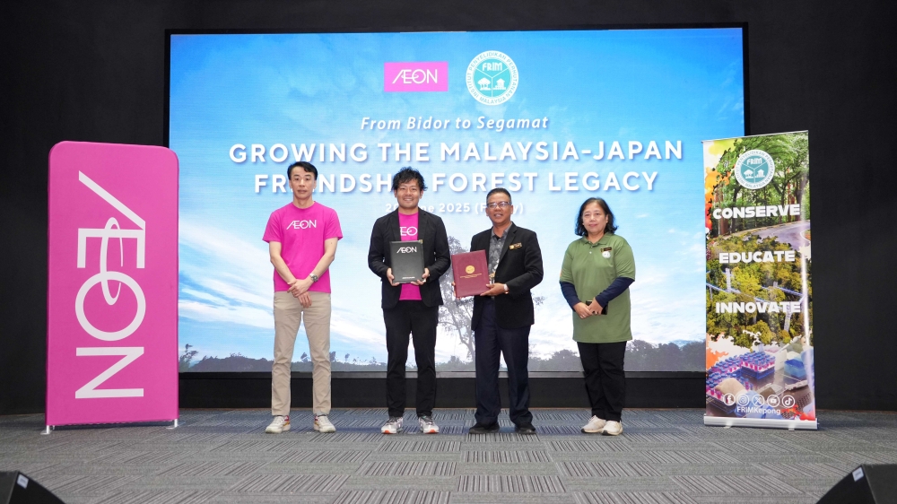 Exchange of the Letter of Intent (LOI). From left: Tsugutoshi Seko, Deputy Managing Director of AEON, Naoya Okada, Managing Director of AEON, Dato’ Dr. Ismail Parlan, Director General of FRIM, and Dr. Norwati Muhammad, Deputy Director General (Research) of FRIM.