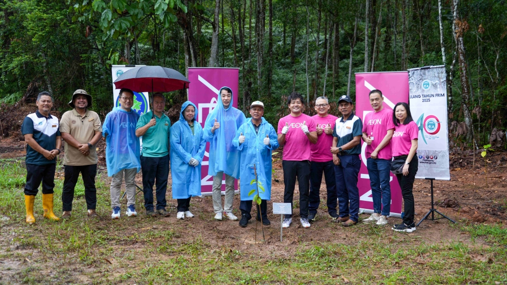 A symbolic tree planting session at Padang 44, FRIM Kepong to mark the launch of the Segamat initiative.