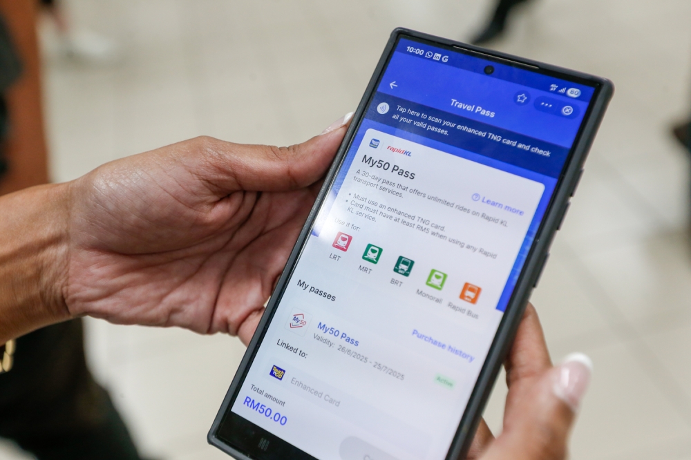 一名RapidKl员工在吉隆坡Dang Wangi LRT站的移动设备上展示了My50通行证。 - 雷蒙德·曼努埃尔（Raymond Manuel）的照片