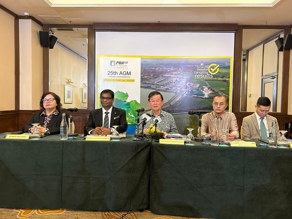 PBAHB and PBAPP chairman Chow Kon Yeow (centre) today announced that PBAHB recorded the highest net profit of RM144.167 million in its 26-year history. — Picture by Opalyn Mok