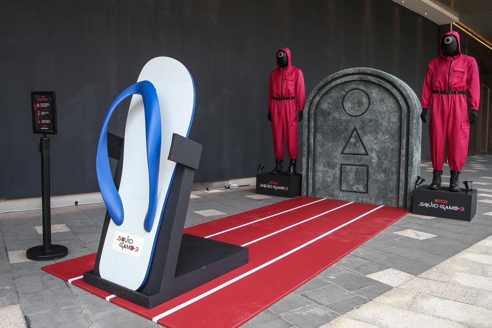  The life-sized Biseokchigi or the 'Flying Stone' game backdrop. — Picture by Yusof Mat Isa