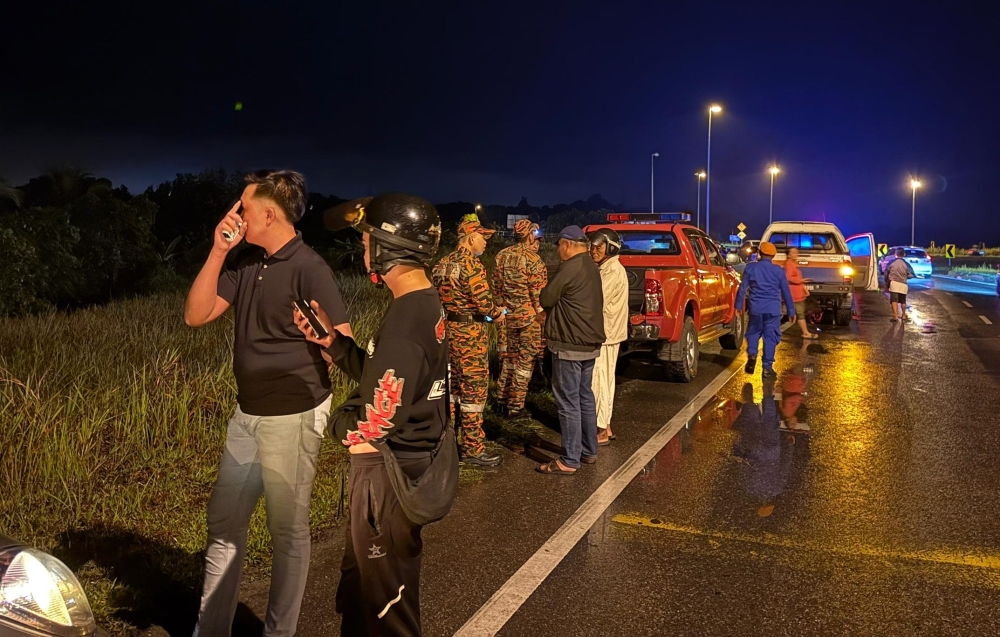 Bomba personnel at the scene of the incident last night. — The Borneo Post pic