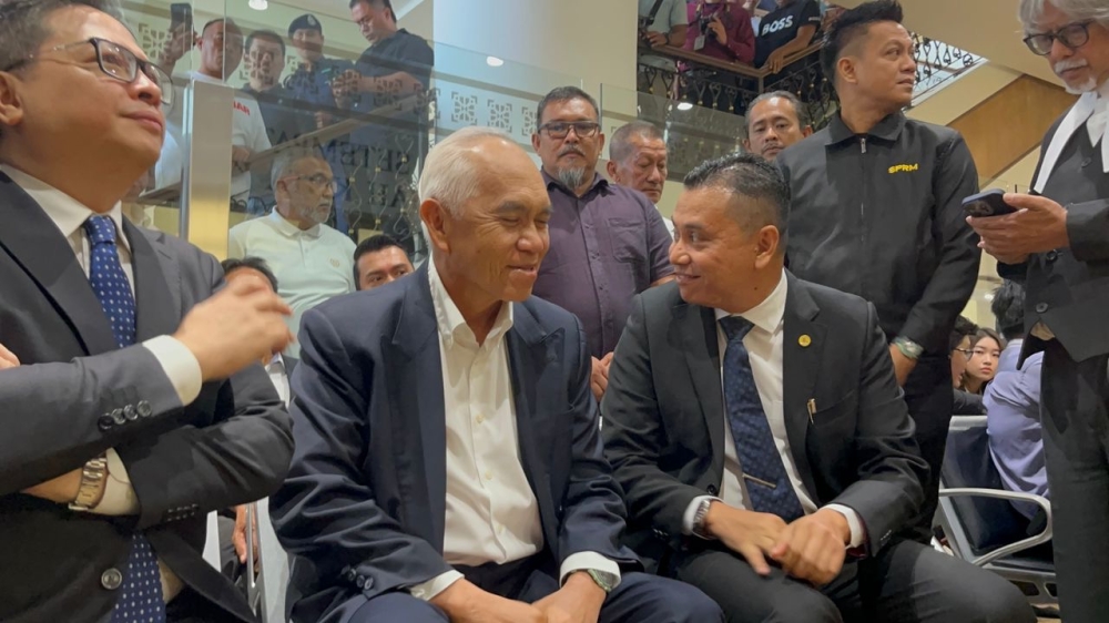 Datuk Andi Muhammad Suryady Bandy (right) and Datuk Yusof Yacob at the courthouse today waiting to pay bail. 