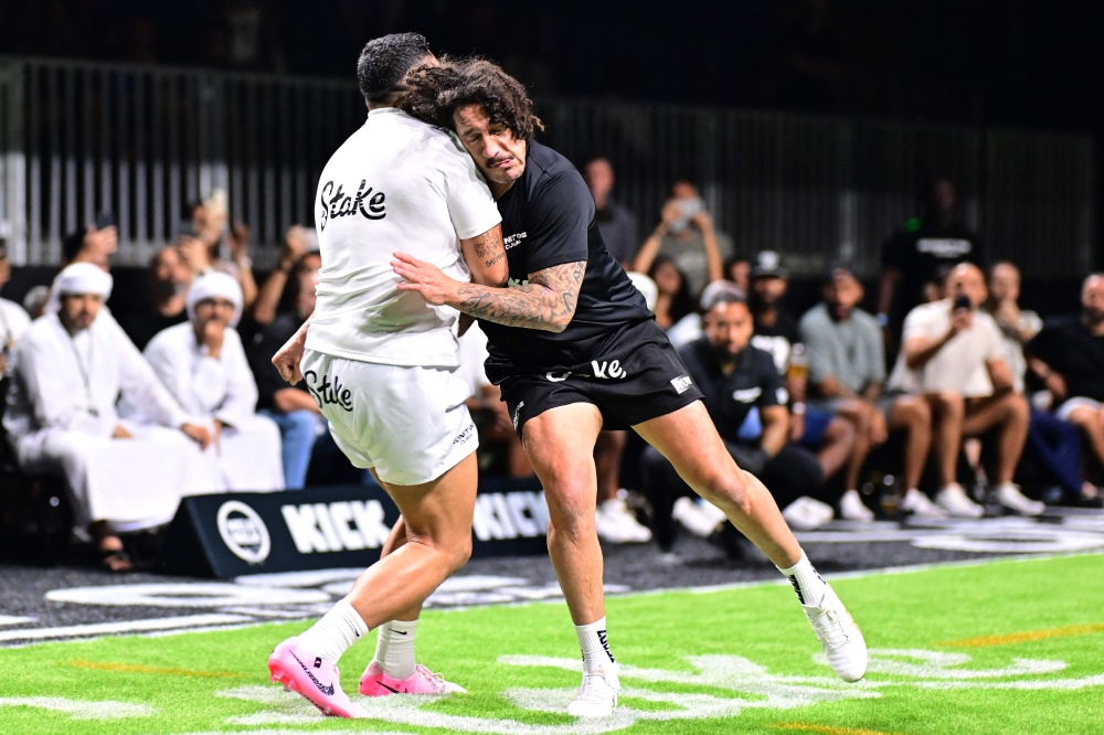 Jordan Simi (left) competes against Kevin Proctor during the RUNIT Championship League in Dubai on June 28, 2025. — AFP pic