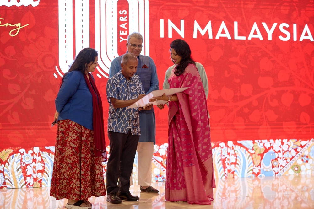 Deputy Minister in the Prime Minister’s Department (Law and Institutional Reforms) M. Kulasegaran officiating at the 10-year milestone signing ceremony.