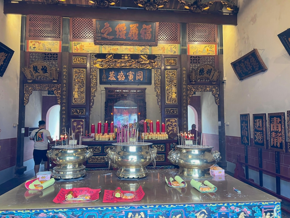 The main altar is dedicated to the deity Thai Pak Koong. 