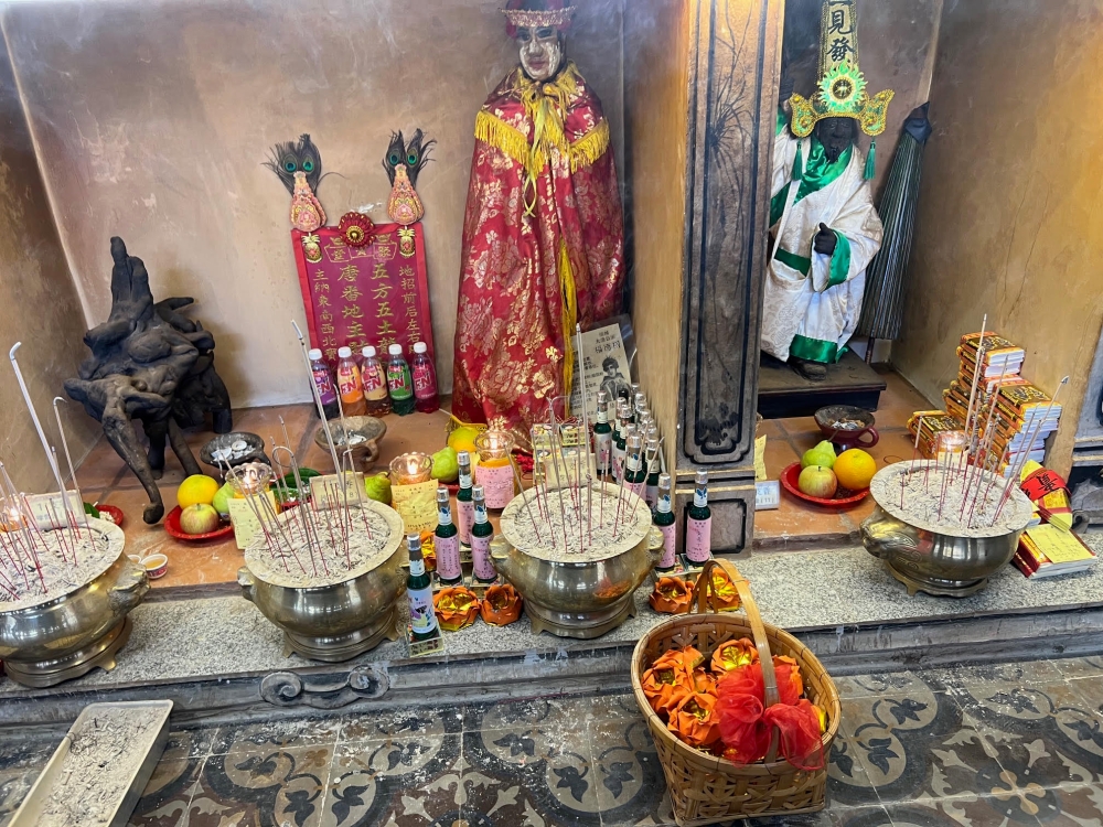 The deities Da Er Ye Bo (right) and Hua Gu (Flower Deity) (centre).