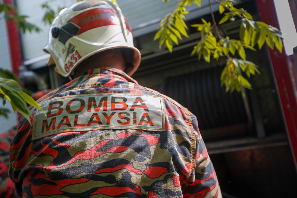 Thrown into a swamp after a violent crash, a Klang driver lives to tell the tale. — Picture by Raymond Manuel