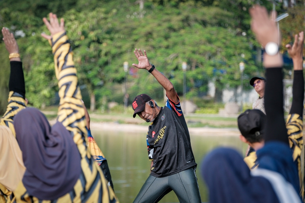 Aerobics coach Syed Abdul Rahman Syed Jaafar (centre) leads a public workout session at Taman Merdeka. — Bernama pic