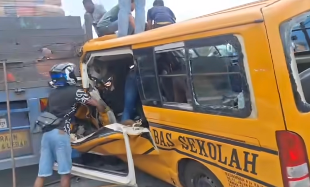 Police investigations revealed the accident that happened yesterday around 2pm involved a school van driven by a 46-year-old local man. The van was travelling from the Bandar Dato Onn exit towards northern Johor Baru when it collided with the rear of a trailer that had stopped in the lane due to engine trouble. — Screengrab from social media