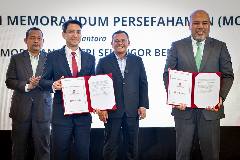 Selangor Menteri Besar Datuk Seri Amirudin Shari witnesses the exchange of a memorandum of understanding between Permodalan Negeri Selangor Berhad (PNSB) CEO Raja Ahmad Shahrir Raja Salim (2nd left) and SD Guthrie Berhad Group managing director Datuk Mohamad Helmy Othman Baba at the Selangor State Secretariat Building in Shah Alam, July 8, 2025. — Bernama pic 
