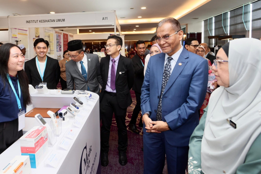 Health Minister Datuk Seri Dzulkefly Ahmad said initial steps had already begun, with 80 clinics using a cloud-based Clinical Clinic Management System (CCMS), 230 clinics and 22 hospitals adopting Electronic Medical Records (EMR), and the National Institutes of Health (NIH) developing AI models for Covid-19, diabetic retinopathy, and leprosy. — Picture from Facebook/Dr Dzulkefly Ahmad